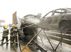 運車大貨京港澳高速起火 8輛嶄新豪車燒毀(圖)