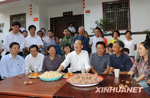 9月24日至26日，中共中央政治局常委、國務院總理溫家寶來到四川地震災區考察指導災后恢復重建工作，看望慰問廣大干部群眾。這是9月24日，溫家寶在青川縣涼水鎮涼華村災后村民新居院內向村民了解安居房建設情況。新華社記者黃敬文攝