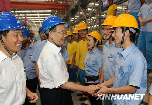 9月24日至26日，中共中央政治局常委、國務院總理溫家寶來到四川地震災區考察指導災后恢復重建工作，看望慰問廣大干部群眾。這是9月25日，溫家寶在東方汽輪機有限公司新生產基地看望一線工人。新華社記者黃敬文攝