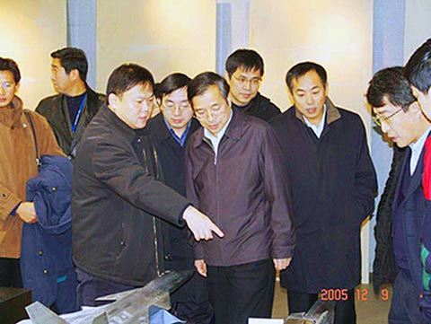 2005年底，上級領(lǐng)導(dǎo)視察沈飛，左下角即為新型戰(zhàn)機(jī)模型(來源：國防科工委網(wǎng)站)