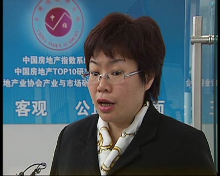 中國指數研究院副院長黃瑜稱，土地本來就稀缺資源，如果是土地供應量減少，那么要的人又多，供給和需求不是很對稱，對價格肯定會起一定的帶動作用。