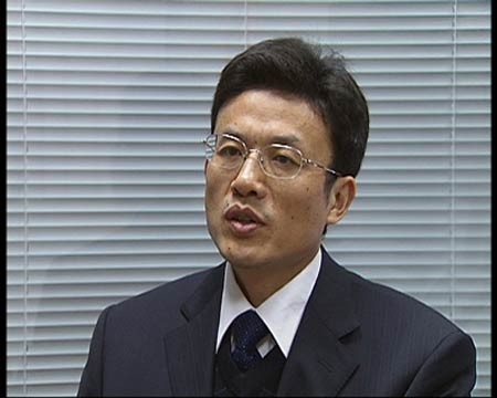 中國社科院金融所金融市場研究室副主任尹中立稱，土地供應減少，與貨幣政策有很大關系，因為地方政府有了銀行充足的資金供給，對土地出讓金的依賴程度下降，就不急于賣土地，所以這也是地方政府今年在房地產紅火的情況下，土地供應減少的一個很重要的原因。