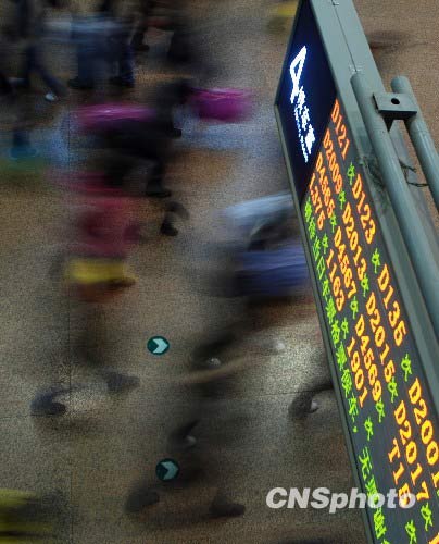 從2月6日起，2010年春運迎來高峰。2月8日，北京西客站日進出人次已突破20萬。 中新社發(fā) 李京生 攝