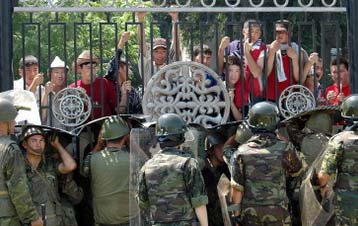 吉爾吉斯抗議者占據政府大樓要求代總統辭職