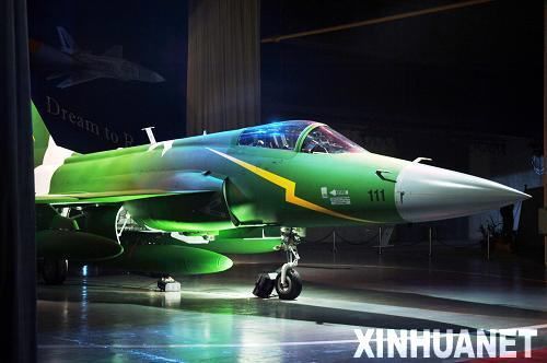 11月23日，在巴基斯坦旁遮普省的卡姆拉，梟龍（JF-17）飛機亮相下線儀式。當日，首架在巴基斯坦境內制造的梟龍（JF-17）飛機在距巴首都伊斯蘭堡西北約60公里的巴基斯坦飛機制造廠成功下線。梟龍飛機是中巴聯合投資研發的先進多用途輕型戰斗機，是兩國重要的合作項目。新華社記者李敬臣攝