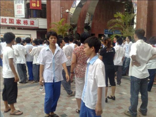 廣東數百學生為保校