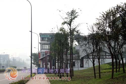 最牛違法建筑，將國企大門堵死。