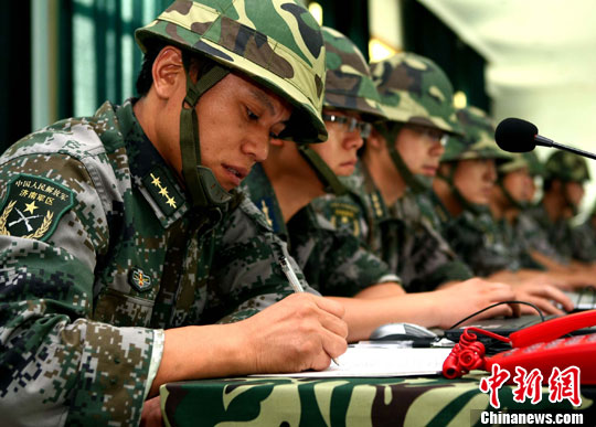 8月3日，代號為“前衛--2010”的濟南戰區防空部隊“單元合成”演練，在魯豫兩省拉開帷幕，軍區指揮部研究“戰況”。中新社發 宋吉河 攝