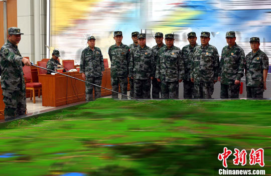 8月3日，代號為“前衛--2010”的濟南戰區防空部隊“單元合成”演練，在魯豫兩省拉開帷幕，軍區指揮部研究“戰況”。中新社發 宋吉河 攝