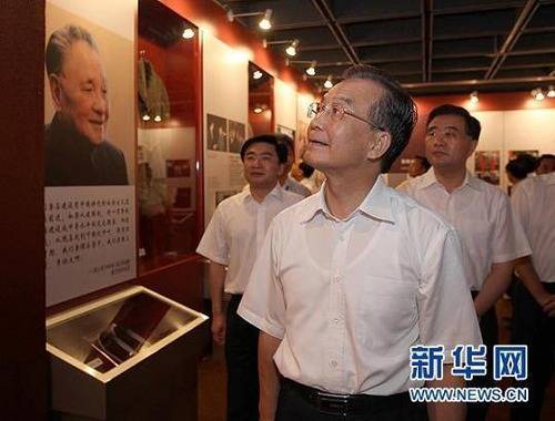 8月21日,溫家寶專程來到深圳博物館參觀《改革開放總設計師鄧小平》大型展覽,仔細觀看鄧小平生平事跡。今年是深圳特區(qū)成立30周年,中共中央政治局常委、國務院總理溫家寶于8月20日至21日深入深圳的企業(yè)、科研院所、口岸和社區(qū),就發(fā)展戰(zhàn)略性新型產業(yè),加快轉變經濟發(fā)展方式進行調研。新華社記者 劉衛(wèi)兵 攝