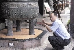 昨日，保安張副山向記者介紹當時的情景。 晚報記者 周甬 圖