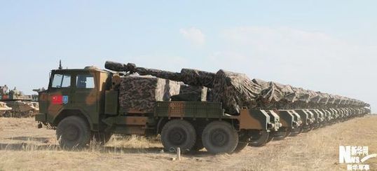 參加和平使命2010上合組織聯合反恐軍事演習的中方參演裝備整齊停放在哈薩克斯坦馬特布拉克訓練場野戰兵營。某型火炮。新華社記者 孫彥新 攝