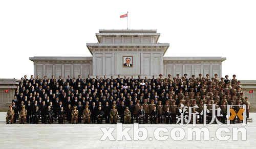 朝中社9月30日發布了金正日與朝鮮新領導機構其他成員合影留念的照片，外媒指稱紅圈中者就是“金的兒子”金正銀。 新華社發