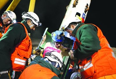 智利被困礦工接連被救 總統見一個抱一個(圖)