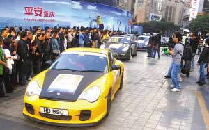 昨日，香港保時捷車隊在解放碑吸引市民圍觀。本報記者 楊新宇 攝