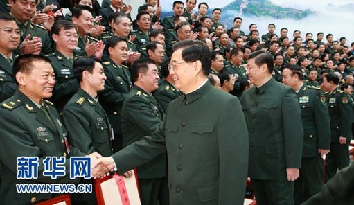 10月27日，中共中央總書記、國家主席、中央軍委主席胡錦濤在北京會見國防大學第五次黨代表大會全體代表。新華社記者 李剛 攝