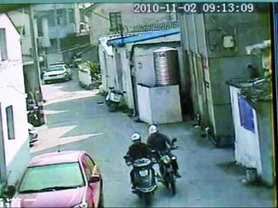 警車悄悄跟進(jìn)一條小巷。①小偷甲騎的贓車熄火 ②同伙騎摩托拉著跑。