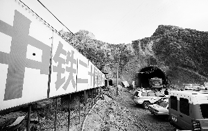 工程車輛不斷進出隧道救援，各種急救車輛在事發隧道外待命，隨時準備救助。 本報首席記者 田蹊 攝