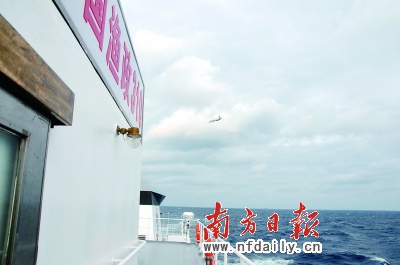日本偵察機(紅圈所示)圍繞著我漁政310船上空盤旋。黃應來盧松江攝