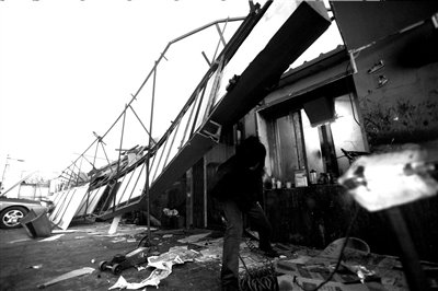 北京遭遇入冬最強大風 數百平米屋頂被掀翻