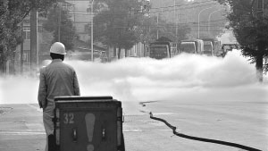 由于輸氧管道閥門損壞，一名新冶鋼員工望著液氧泄漏，600立方米的液氧泄漏致黃石大道桃園村路段阻斷。 通訊員 邱孝威 攝