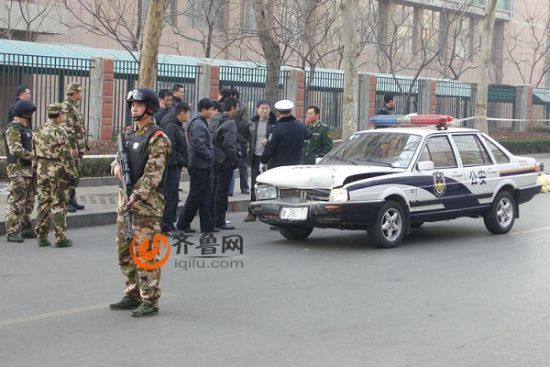 事發(fā)現(xiàn)場引來路人圍觀。