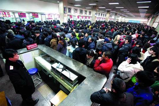 昨日西安火車站售票大廳被買票的人擠得水泄不通。當日西安火車站發售春運首日車票，一年一度的春運大幕拉開序幕。本報記者趙航攝