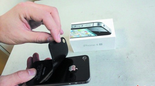 青島臺東現988元iPhone4S店員自爆是假貨 暗中吸金