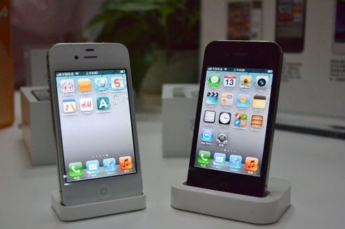 iphone4s開售，青島iphone4s真機實拍，銷售員介紹iphone4s套餐及辦理方法