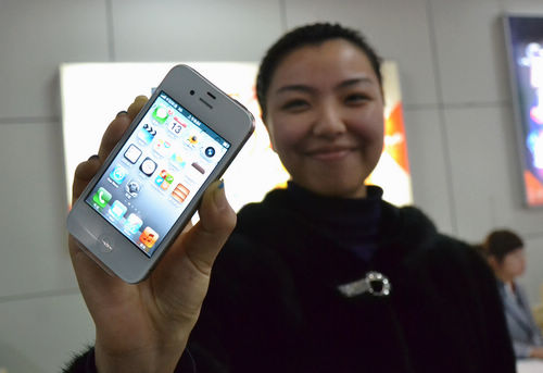 iphone4s開售，青島iphone4s真機實拍，銷售員介紹iphone4s套餐及辦理方法