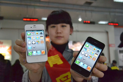 iphone4s黑白版同時開售，青島iphone4s真機實拍，銷售員介紹iphone4s套餐及辦理方法