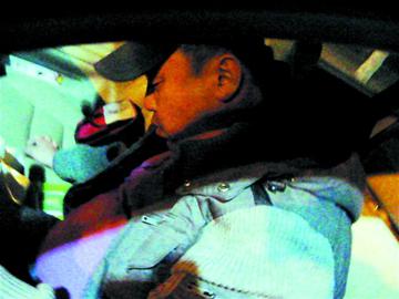 青島酒司機路口等信號竟睡著 被叫醒時以為到家