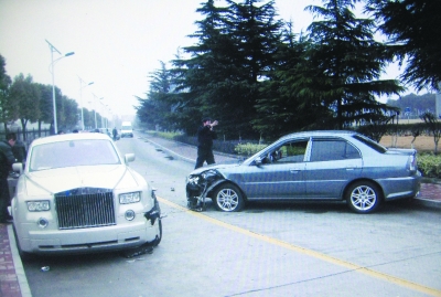 事發(fā)時，勞斯萊斯已盡量避讓，但仍被菱悅撞上。