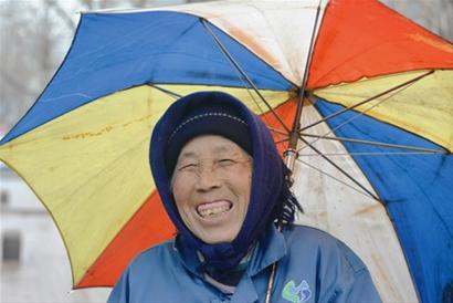 青島75歲環衛奶奶雨中瘸腿清掃大街