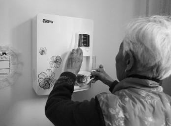 馮大娘從直飲機配套的管線機處接水喝。