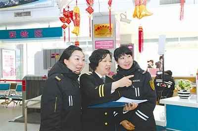 蘇學(xué)芬中是個(gè)普通人，女兒、母親、妻子這些角色她當(dāng)?shù)枚疾蝗邕@個(gè)站長(zhǎng)盡職。