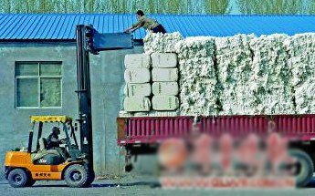 揭再生棉流通鏈:小作坊破布舊絮制棉運(yùn)進(jìn)紡織廠(chǎng)