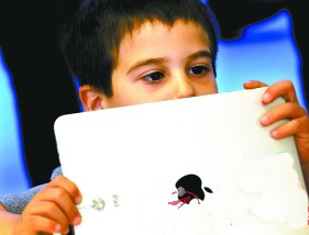 許多父母用ipad給孩子當“保姆”。