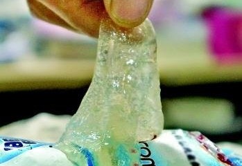 這支冰棍在常溫放置24小時后,變成了一攤膠狀物。