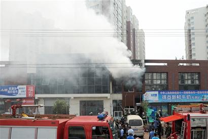 海岸路居民區傳來連續爆炸聲 火勢難控