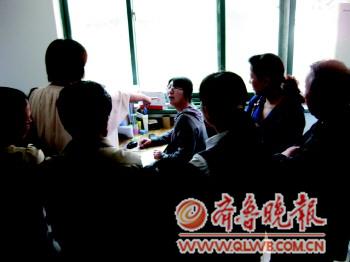 業(yè)主在開(kāi)發(fā)商辦公室與工作人員發(fā)生爭(zhēng)執(zhí)。