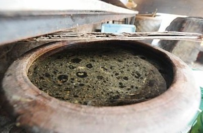 骯臟黑鹵水點出白豆腐 日產數百斤銷往飯館