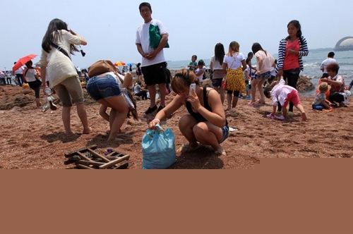 青島棧橋便衣城管毆打殘疾小販 