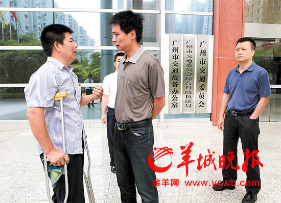 老王想到廣州市交委反映意見，工作人員攔著不讓進(jìn)