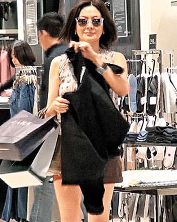 關之琳日前到金鐘選購男裝衣服，估計是買給緋聞男友陳泰銘