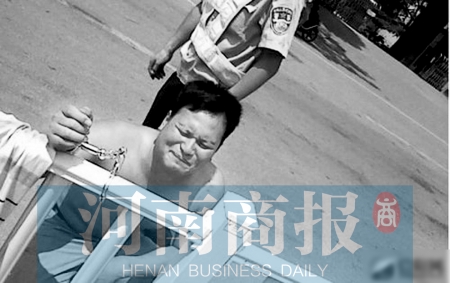 男子被銬在馬路中間的護欄上 網絡圖片