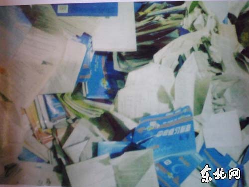 堆在鍋爐房地上的各種練習(xí)冊等待焚燒。東北網(wǎng)記者 張強(qiáng) 翻拍