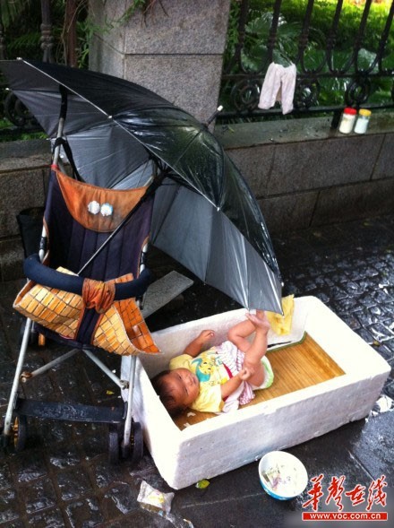 近日，一名女子讓嬰兒淋雨乞討，遭網友曝光，但警方稱雙方為母子關系。 網絡截圖