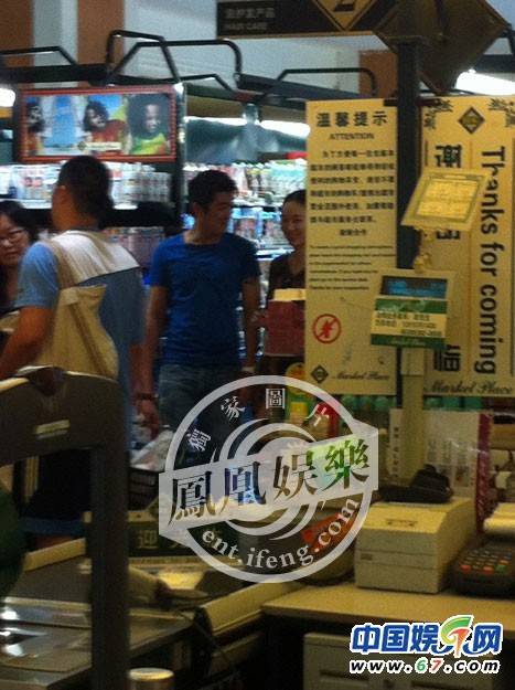 霍思燕新男友曝光 露美腿當眾愛撫笑靨如花