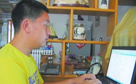 康家赫在網上填報志愿。